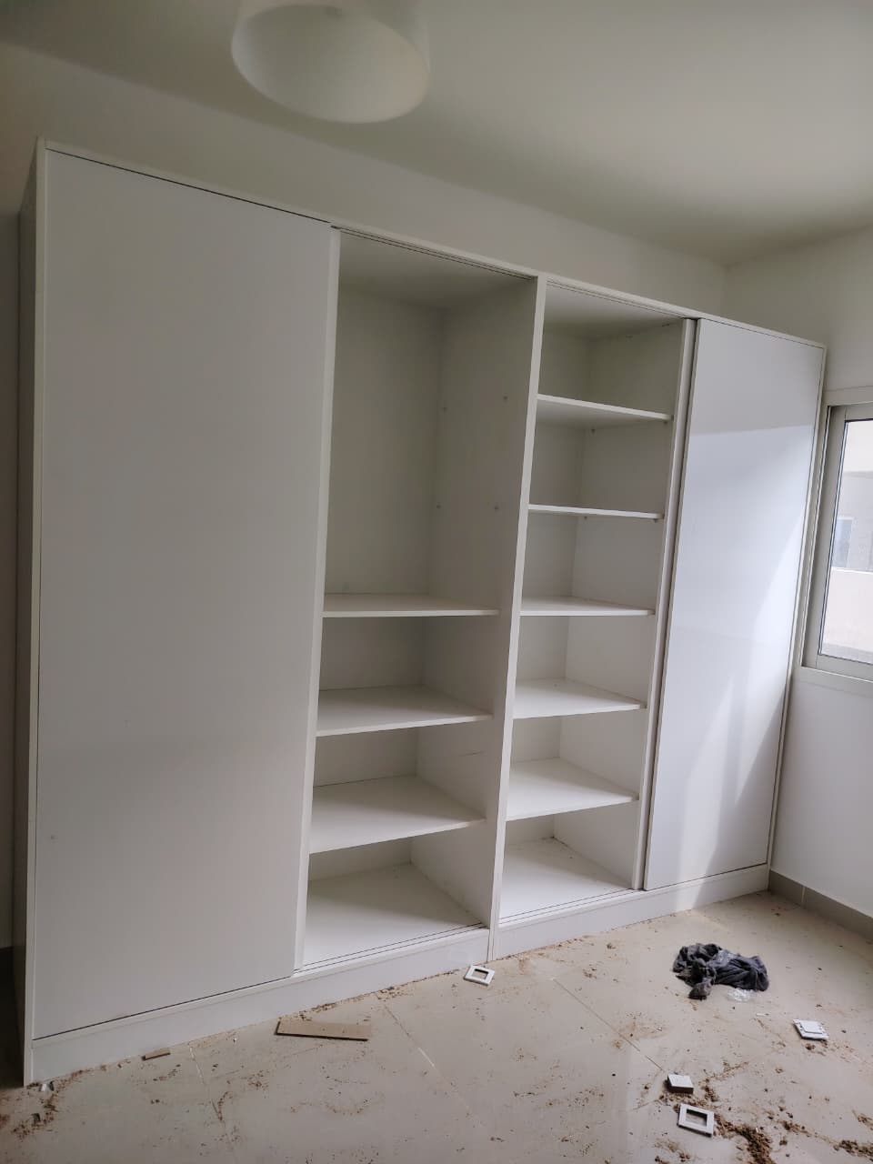 Built-in floor-to-ceiling wardrobe with mirrored sliding doors, Prime Finish